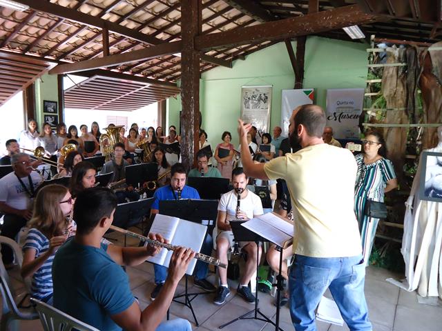 http://muspam.com.br/images/phocagallery/promocoes/2018/ensaio-aberto-da-banda-de-musica-lsc-para-natal2018-09122018/8.jpg