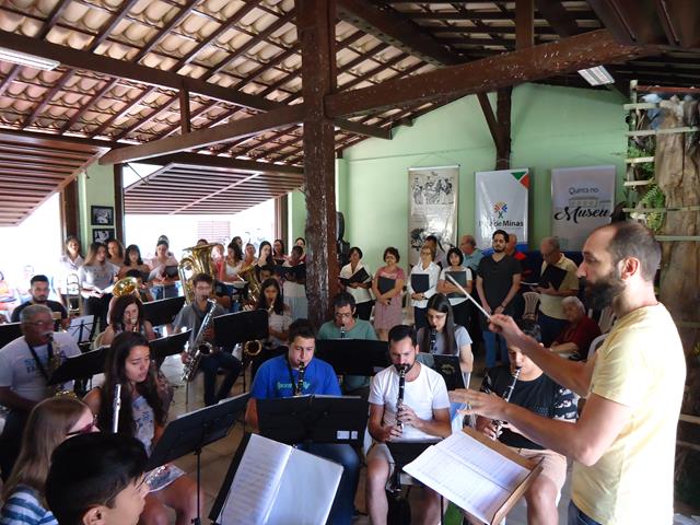 http://muspam.com.br/images/phocagallery/promocoes/2018/ensaio-aberto-da-banda-de-musica-lsc-para-natal2018-09122018/9.jpg